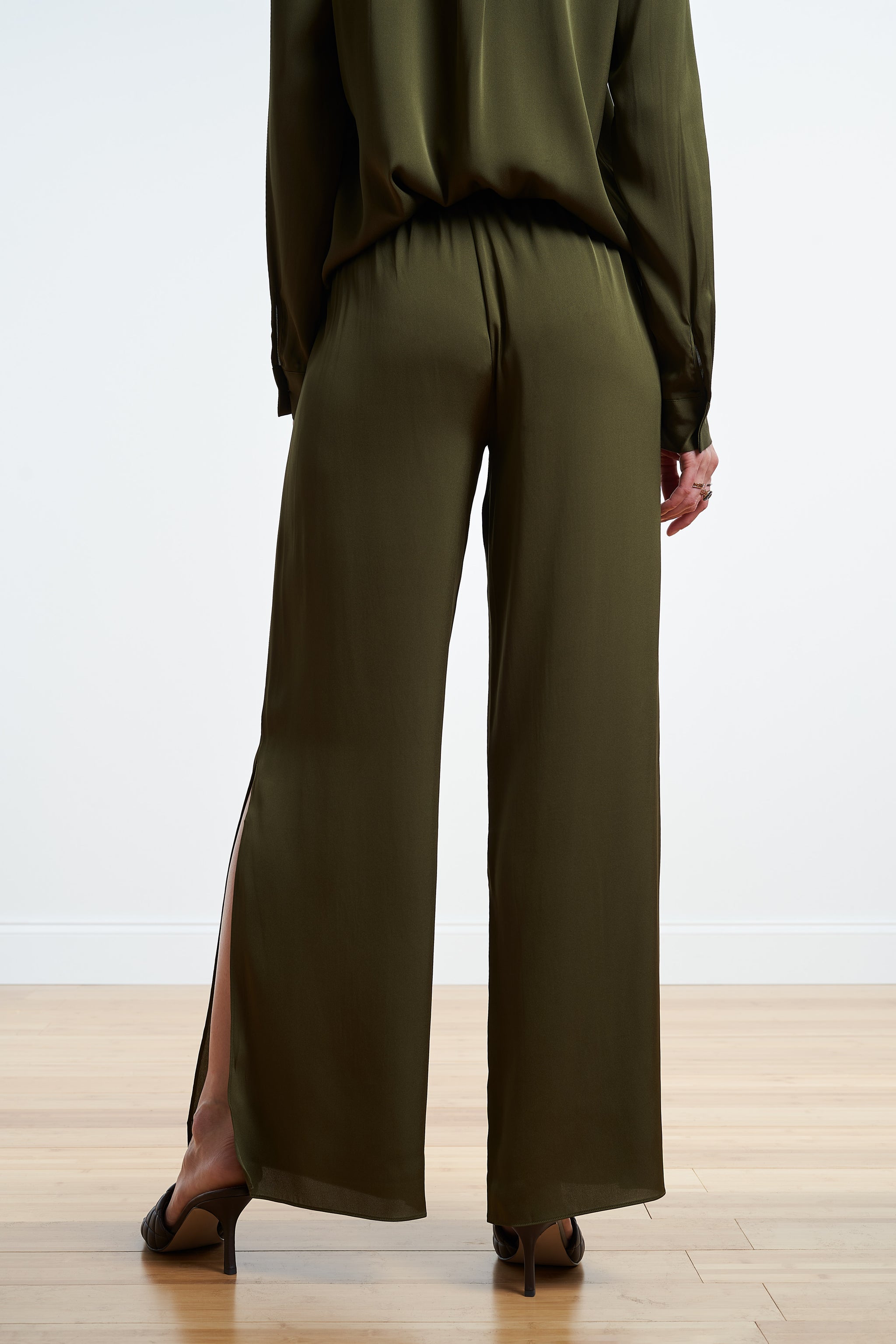 パンツ NANUA SILK NOIL ANKLE TIED PANTS Zaniah - Crinkled Satin Wide-Leg Pants - Apricot – Nanushka