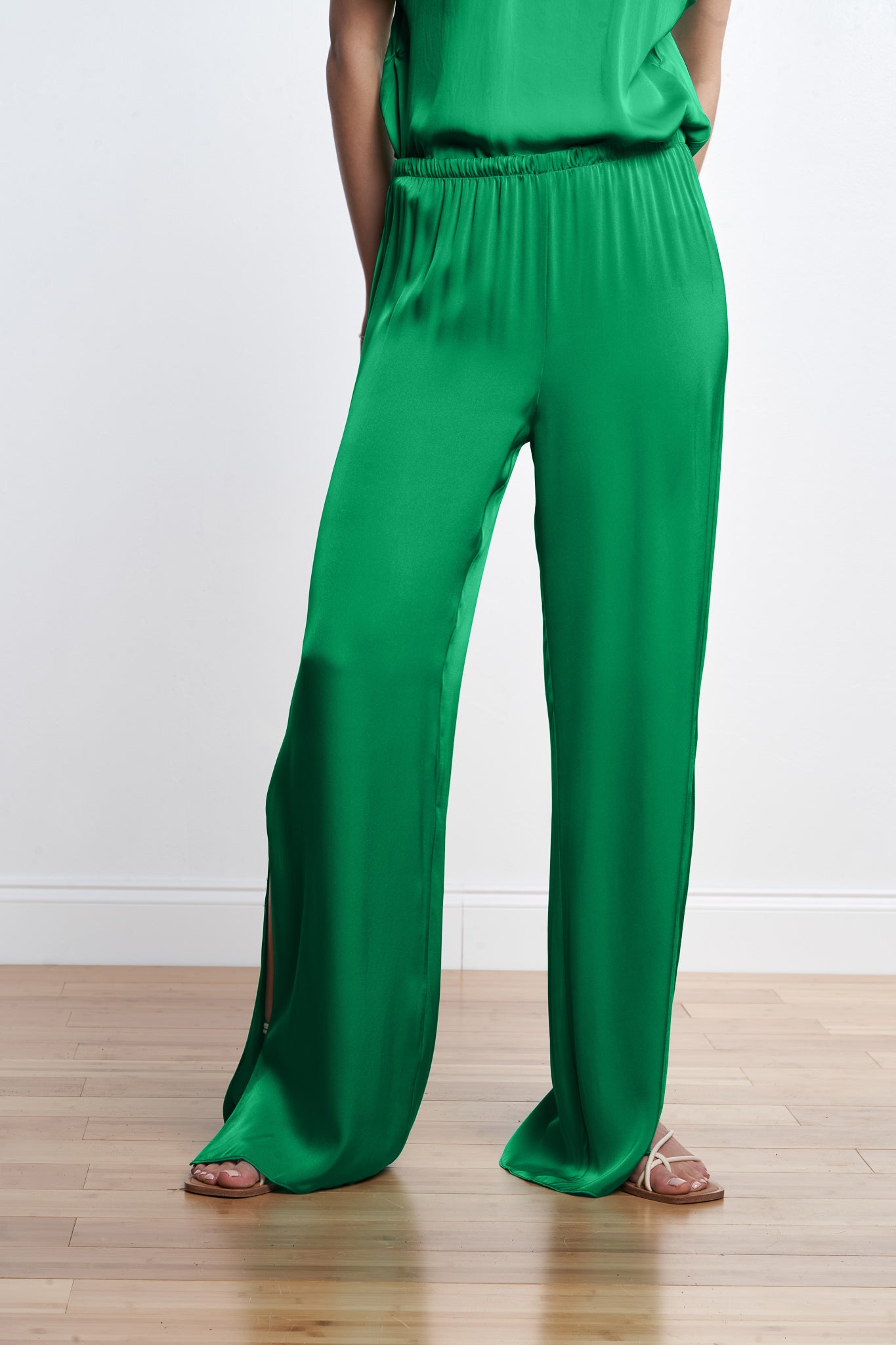 パンツ NANUA SILK NOIL ANKLE TIED PANTS Zaniah - Crinkled Satin Wide-Leg Pants - Apricot – Nanushka